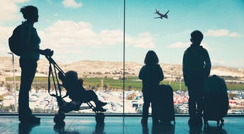 Montar en avión con niños
