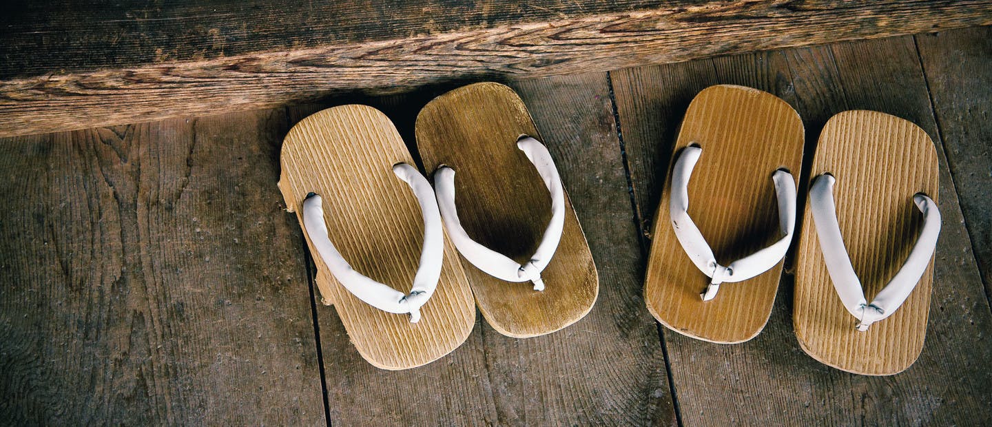 Paires de sandales en bois japonaises
