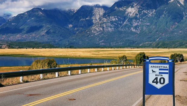 La ruta 40 au pied de la cordillère des Andes en Argentine