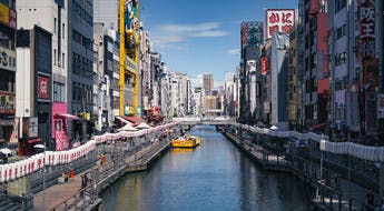 Vue sur le quartier de Dontombori traversé par le canal