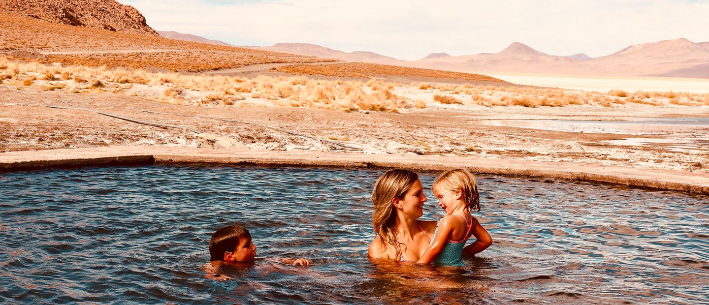 Baño en familia en pleno corazón del altiplano boliviano