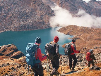 Gruppe von Bergwanderern auf dem Weg zu einem See