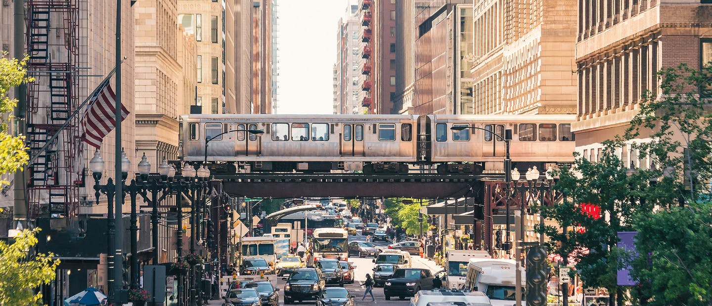 Rue de Chicago traversée par le métro aérien