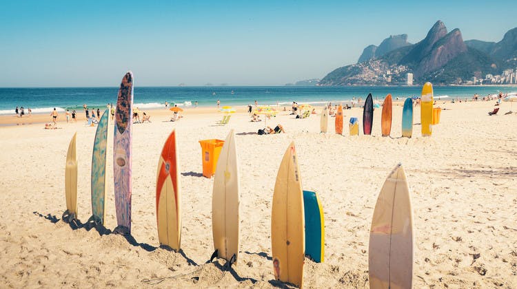 Planches de surf sur la plage d'Ipanema