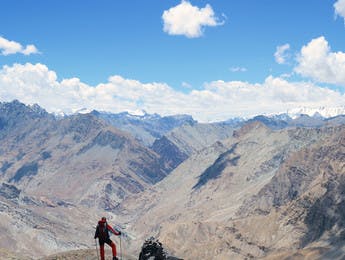 Wanderer in Ladakh mit Blick auf den Himalaya