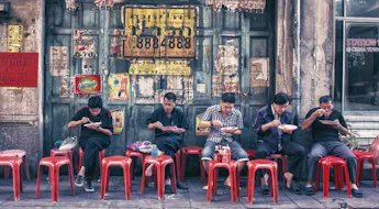 Männer essen in Thailand am Straßenrand