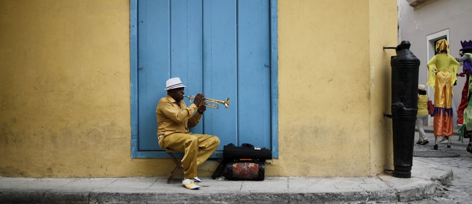 Mann spielt Trompete