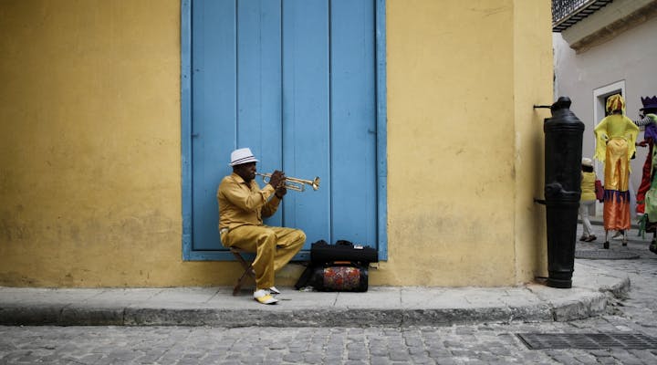 Mann spielt Trompete