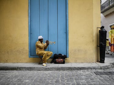 Mann spielt Trompete