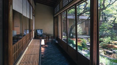 Couloir d'un ryokan donnant sur une jardin intérieur