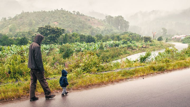 Faire un trek sous la pluie avec un enfant
