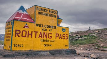 Ein Hinweisschild auf den Rohtang Pass in Indien