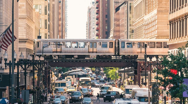 Rue de Chicago traversée par le métro aérien