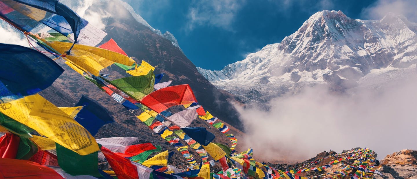 Vue sur l'Annapurna avec drapeaux de prière