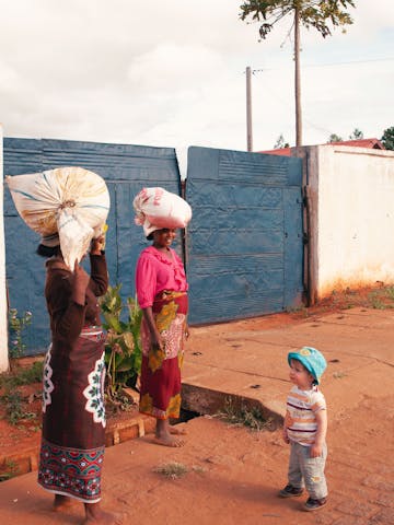Deux femmes malgaches et un enfant à Ambalavao