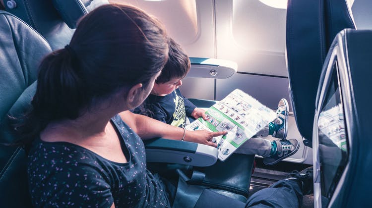 En el avión con los niños