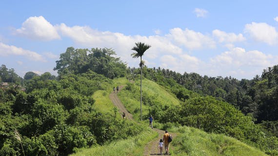 Senderismo en plena naturaleza en Bali en familia
