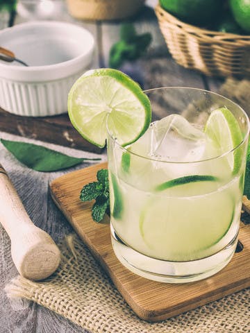Verre de caipirinha avec ses ingrédients