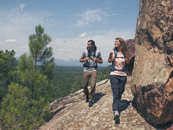Paar beim Wandern auf einem Berghang
