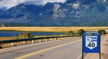 La ruta 40 au pied de la cordillère des Andes en Argentine