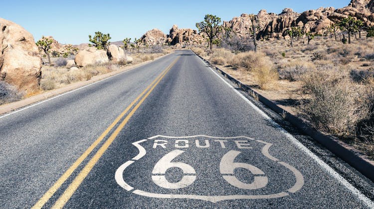 La route 66 aux USA à travers une paysage semi-désertique