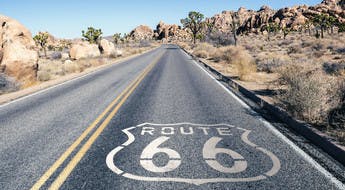 La route 66 aux USA à travers une paysage semi-désertique
