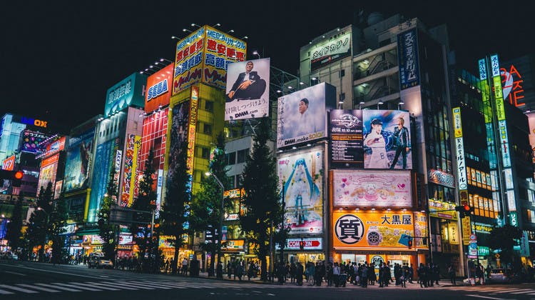 Vue nocturne de Akihabara à Tokyo