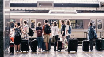 Voyageurs en gare avant le départ