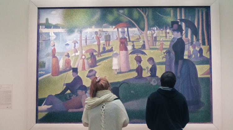 Visiteurs devant un tableau de Georges Seurat au Art Institute de Chicago