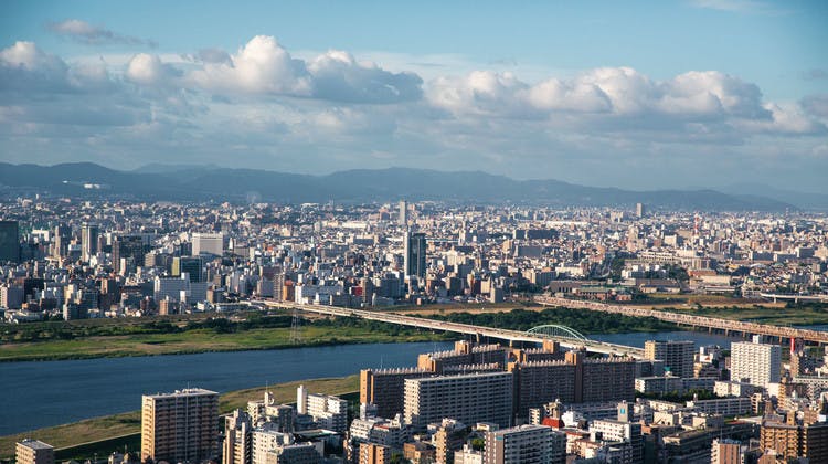Vue sur Osaka depuis le dernier étage de la tour Umeda Sky Building