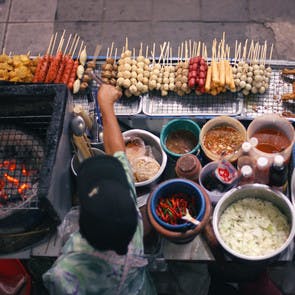 Stand de brochettes d'un restaurant de rue en Thaïlande