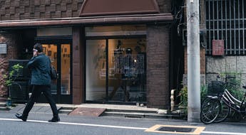 Vue extérieure de la vitrine de la librairie Morioka Shoten à Tokyo