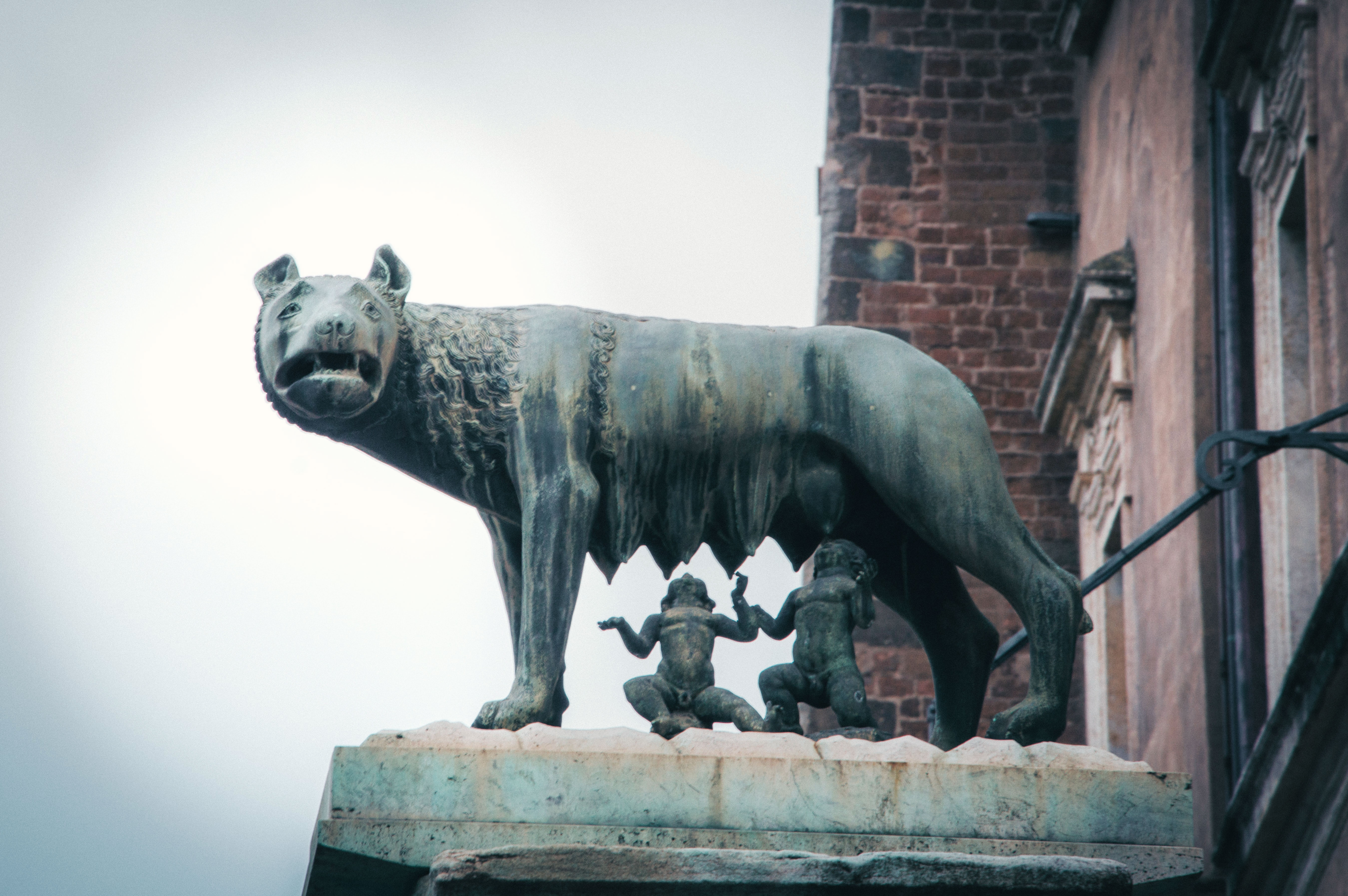 Statue der Legende von Remus und Romulus mit der Wölfin