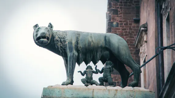 Statue der Legende von Remus und Romulus mit der Wölfin