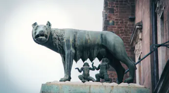 Statue der Legende von Remus und Romulus mit der Wölfin