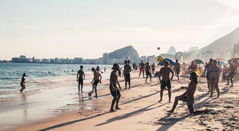 Parties de foot sur la plage à Rio