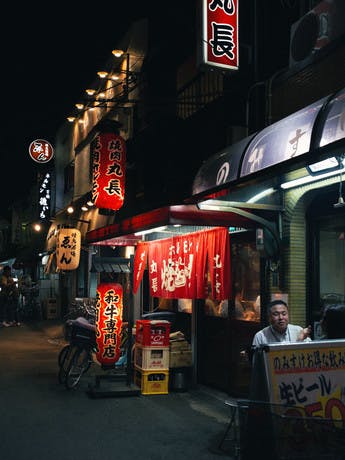 Izakaya dans une rue d'Osaka