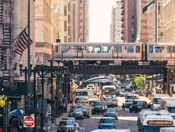 Rue de Chicago traversée par le métro aérien