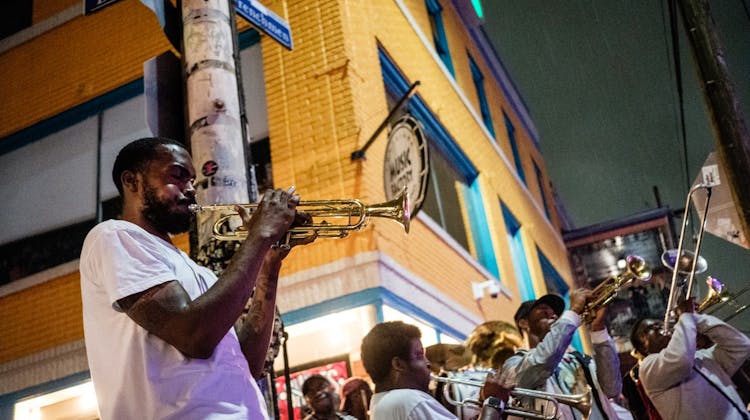 Jazz-Gruppe spielt auf der Strasse Musik