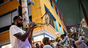 Jazz-Gruppe spielt auf der Strasse Musik