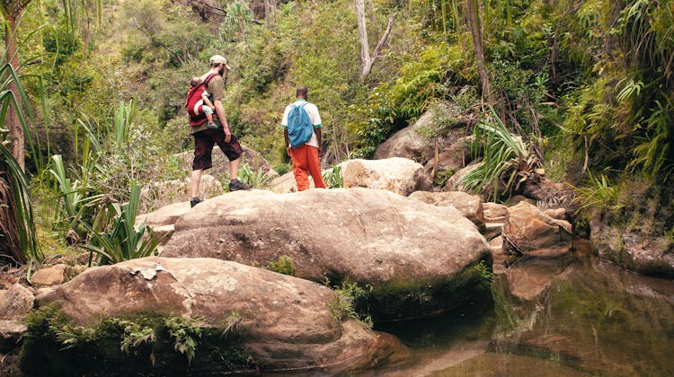 Un homme, son enfant et un guide au Parc National de l'Isalo à Madagascar