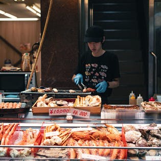 Meeresfrüchte-Stand auf dem Kuromon Ichiba Markt in Osaka