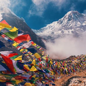 Vue sur l'Annapurna avec drapeaux de prière
