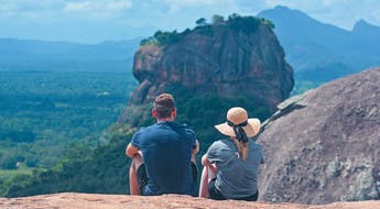 Couple admirant le Rocher du lion à Sigiriya
