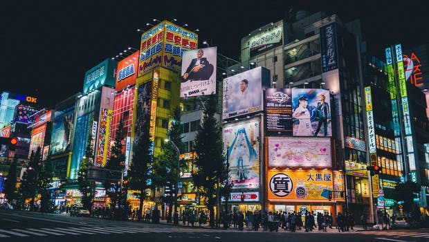 Vue nocturne de Akihabara à Tokyo