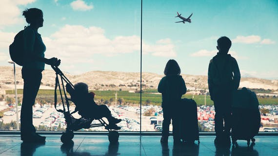 Montar en avión con niños