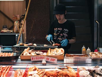 Meeresfrüchte-Stand auf dem Kuromon Ichiba Markt in Osaka