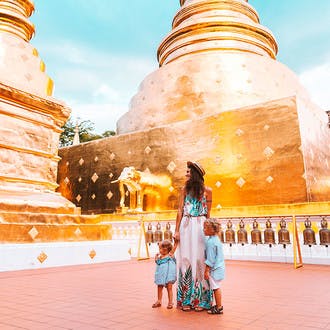 En famille au coeur des temples thaïlandais.
