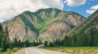 Route filant vers le massif de l'Altaï en Sibérie