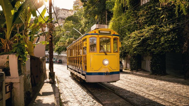 Un tramway dans une rue de Santa Teresa à Rio